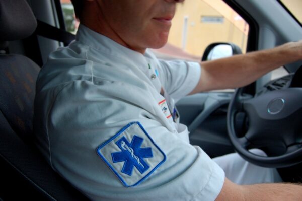 caducee et ambulancier